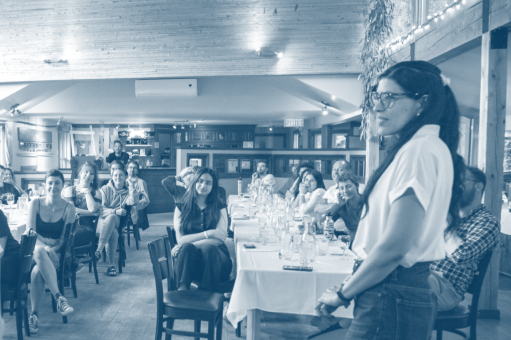 Marlybell Ochoa Miranda présente ses apprentissages en matière de communication scientifique aux participant-es de l'édition 2024 de Prendre part : l'école d'été en communication scientifique.